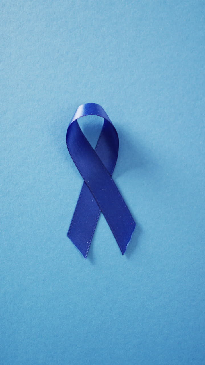 Video verticale di nastro blu per la consapevolezza del cancro al colon su sfondo blu con spazio per il testo