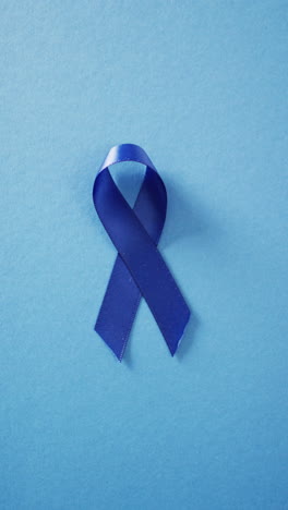 vídeo vertical de concienciación sobre el cáncer de colon azul cinta sobre fondo azul con espacio para copiar