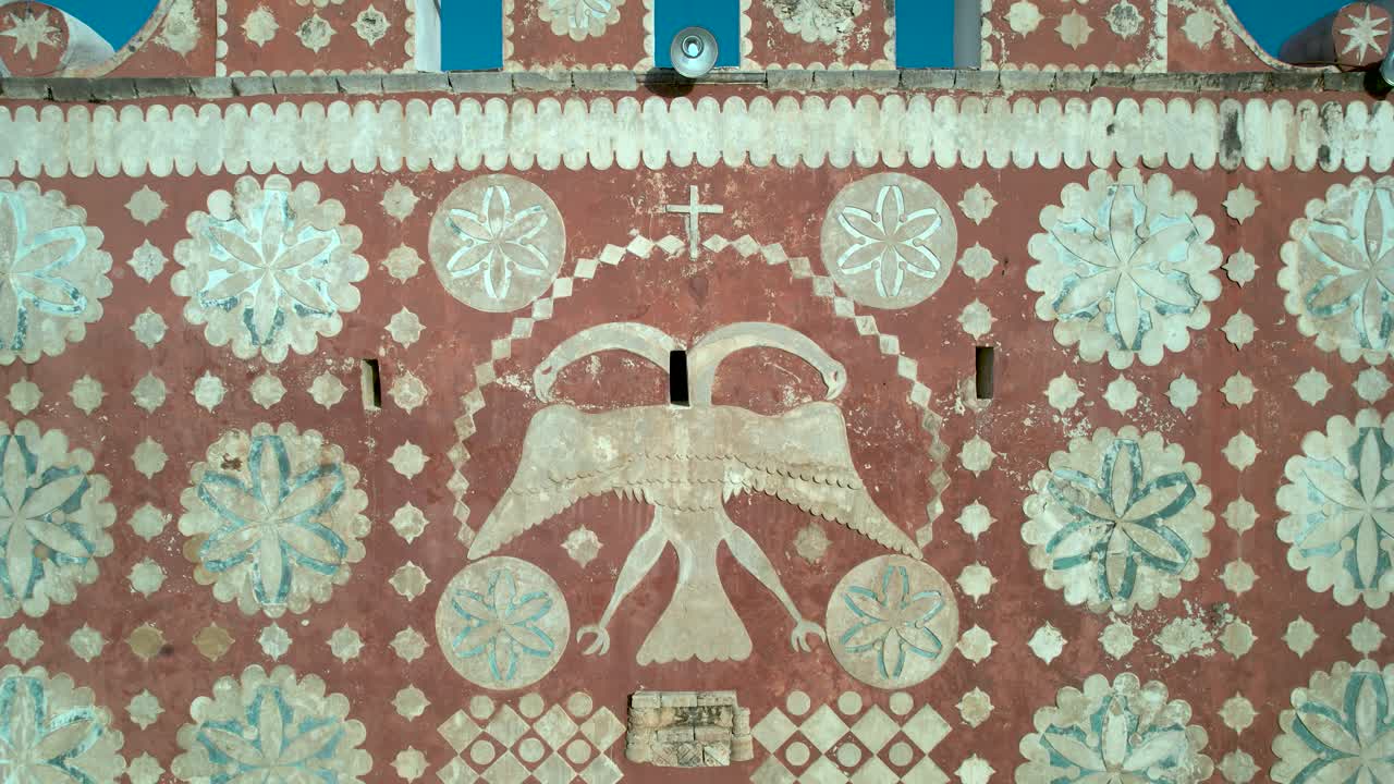 tiro de drone del águila imperial en la fachada de la iglesia de uayma en méxico