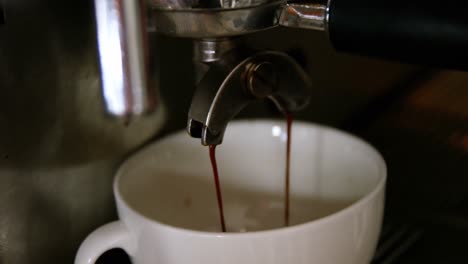 camarero haciendo una taza de café