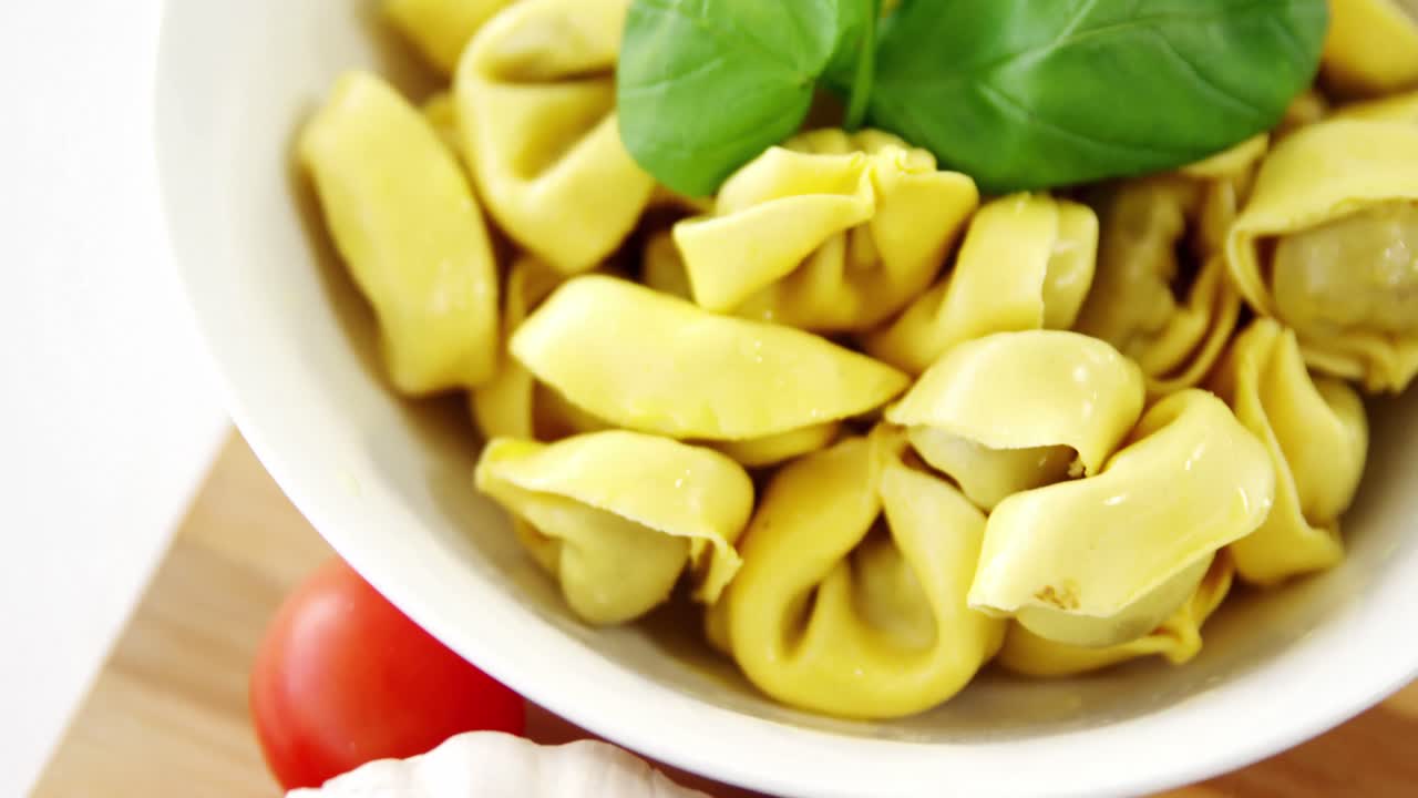 Knoblauch mit einer Schüssel Pasta