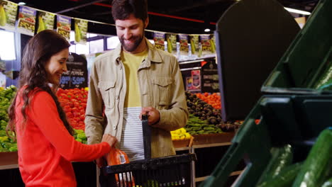 pareja comprando verduras en una tienda orgánica