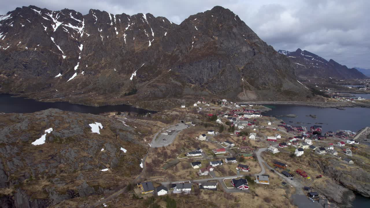 toma aérea de reenvío sobre el pueblo de lofoten durante el final de la temporada de invierno.