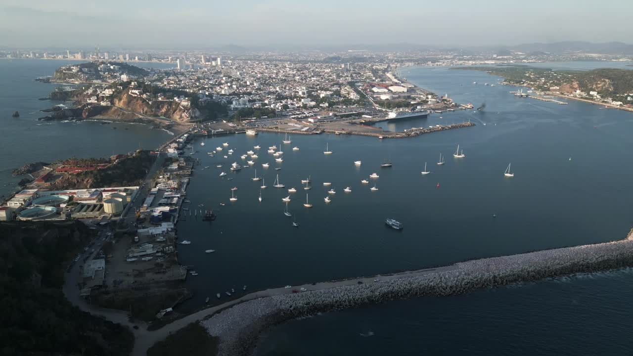 마자틀란 (mazatlán) 은 멕시코의 휴양지로, 태평양 해안을 따라 공중 드론 보트 (drone boat) 가 섬을 돌아다니며 바다 풍경과 같은 바다 풍경을 보여준다.