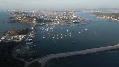 Mazatlan-Meereslandschaft,-Mexikanischer-Ferienort-Entlang-Der-Pazifikküste,-Drohnenboote-Schweben-Um-Die-Insel-Wie-Eine-Meereslandschaft,-Panorama-Bei-Tageslicht,-Mexiko