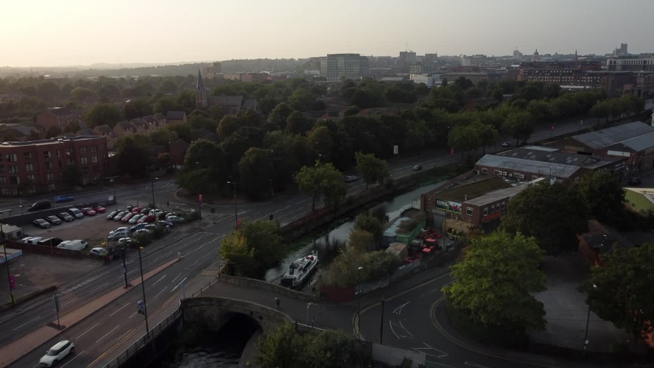 노팅엄 시내 중심부에 있는 드론 비디오는 운하에서 강 보트를 따라