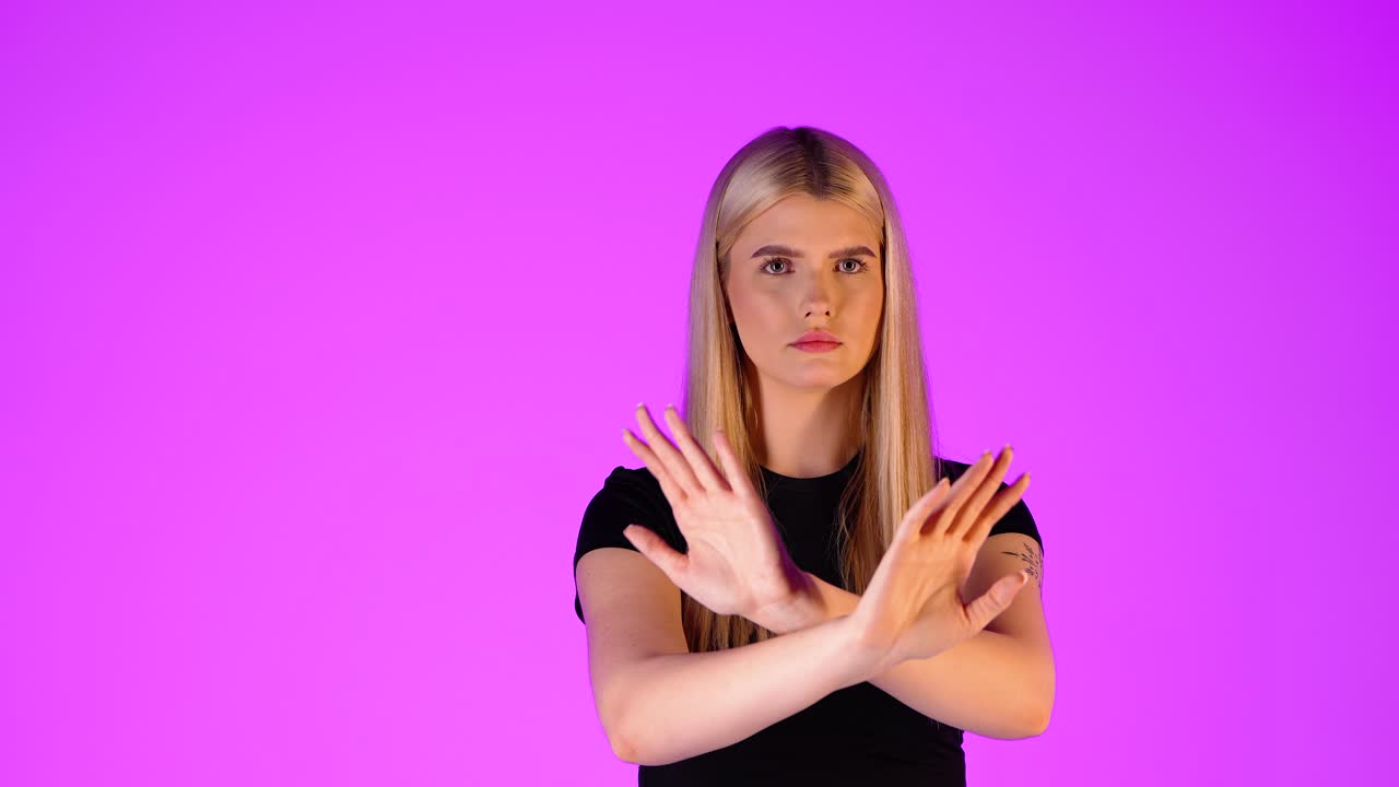 mujer rubia, sin rechazo rechazo y falsa respuesta expresión de gesto