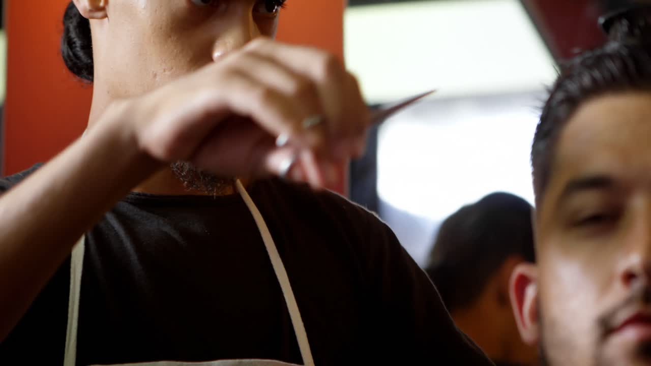 Barbiere taglia i capelli del cliente dal barbiere 4k
