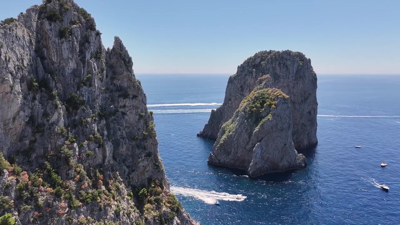 İtalya'nın Campania bölgesindeki Napoli'de Capri Faraglioni. Kıyı Manzarası. Sahil Manzarası. İtalya'nın Campania bölgesindeki Napoli'de Capri Faraglioni. Plaj Manzarası. Cennet Gibi Sahil. Capri Adası Silüeti.