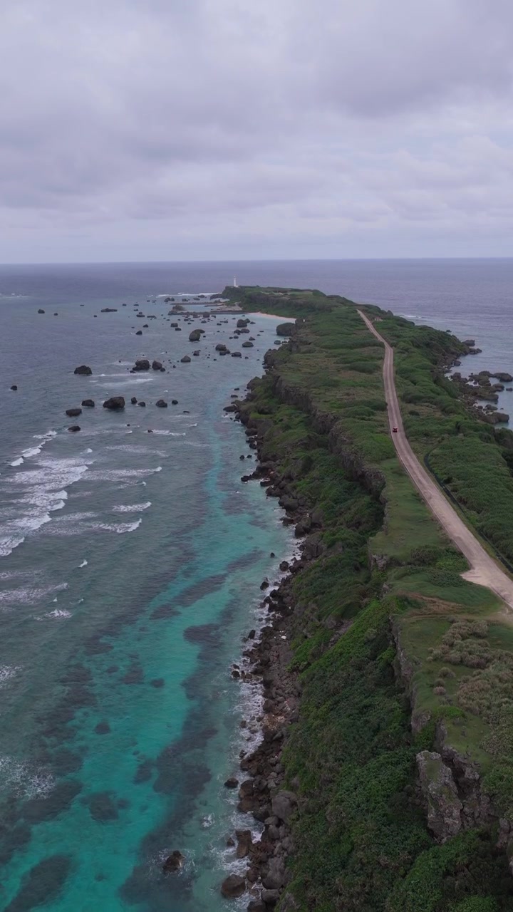 Capo Higashi-Hennazaki con faro a Miyakojima, Okinawa, Giappone - Drone, Scatto Verticale.