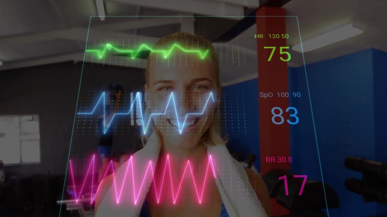 Donna che tiene un asciugamano e sorride in palestra, che avvia una sovrapposizione olografica dei parametri vitali, aggiornando le tracce ECG per il fitness.