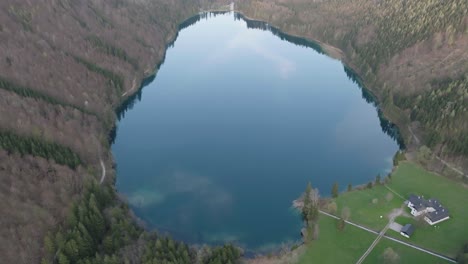 Reveladora-Toma-De-Drones-Del-Lago-Langbathsee,-Austria