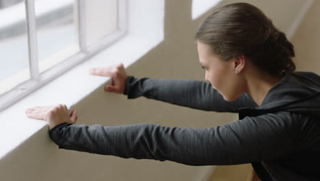 hermosa mujer de yoga estirando el cuerpo flexible preparándose para hacer ejercicio en el gimnasio disfrutando de un estilo de vida saludable