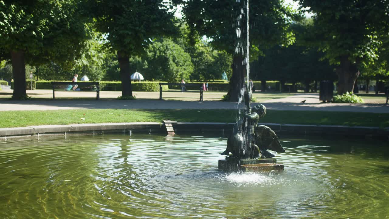 fuente de un niño luchando contra un cisne en kongens have en copenhague, dinamarca
