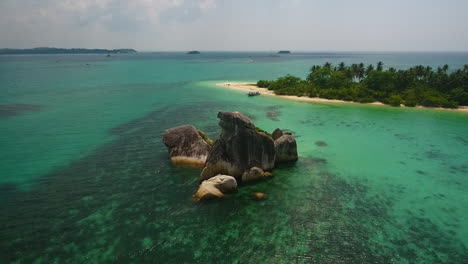 chunks-of-rock-at-low-tide