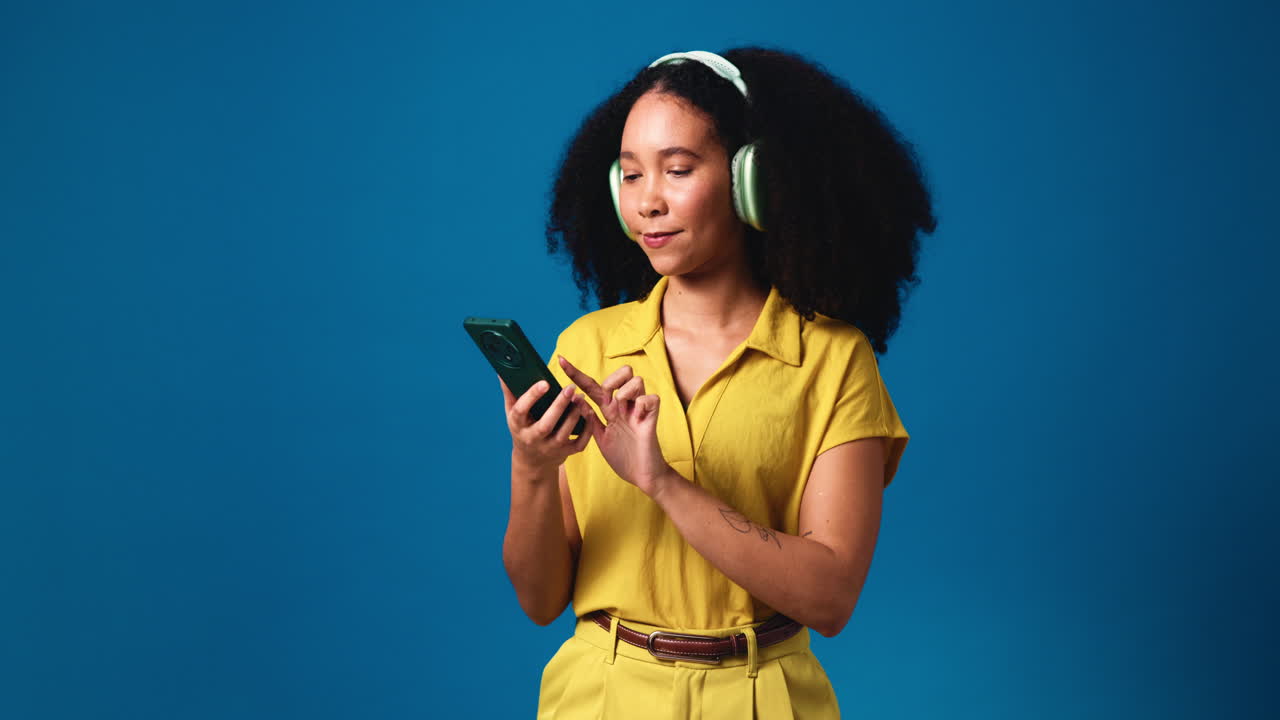mujer escuchando música con auriculares