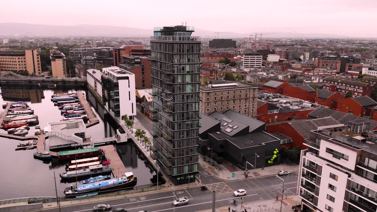 alto vetro toma de órbita aérea revela el muelle del gran canal en la ciudad de dublín, irlanda