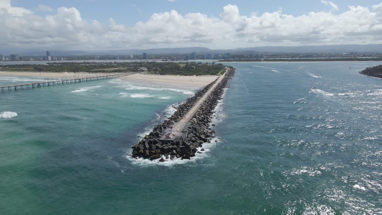 la costa dorada de spit cerca del embarcadero de bombeo de derivación de arena en queensland, australia