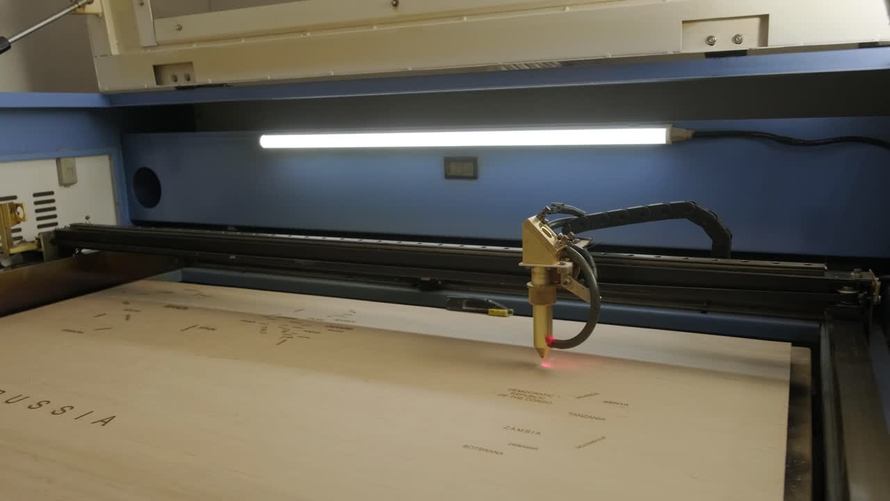 cnc 레이저 절단 기계는 나무판과 플라이우드에 세계 지도를 절단합니다.