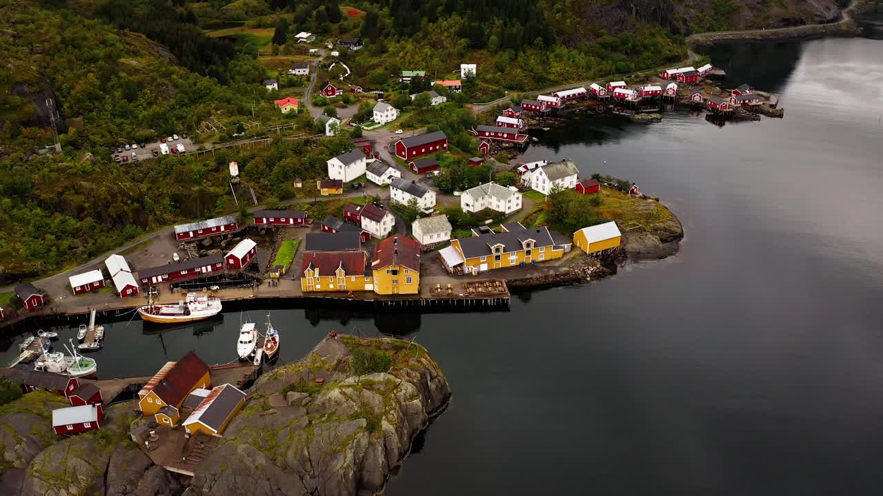 tilt-up aéreo, dejando el hermoso pueblo de pescadores de å en las islas lofoten, noruega