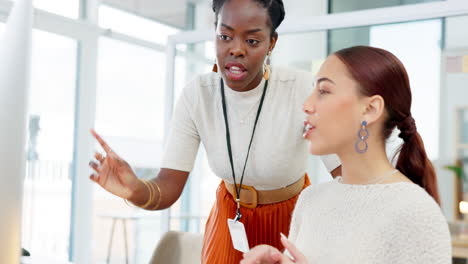 mujeres de negocios, preguntas y trabajo en equipo con computadora