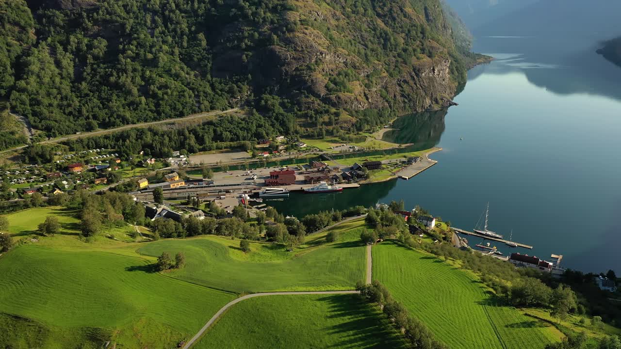 aurlandsfjord, la ciudad de flam al amanecer.
