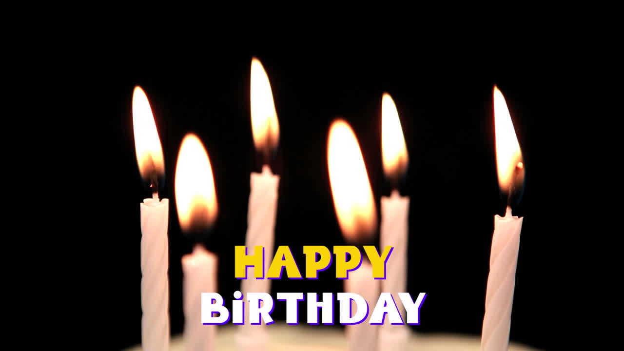 feliz cumpleaños escrito sobre velas encendidas