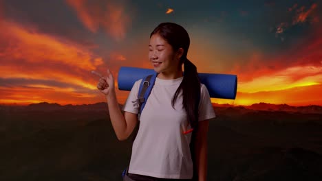 mujer feliz excursionista al atardecer
