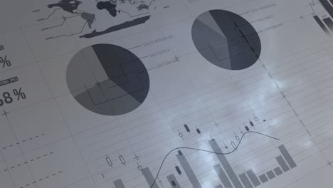 vídeo compuesto del procesamiento de datos estadísticos contra los truenos en el cielo