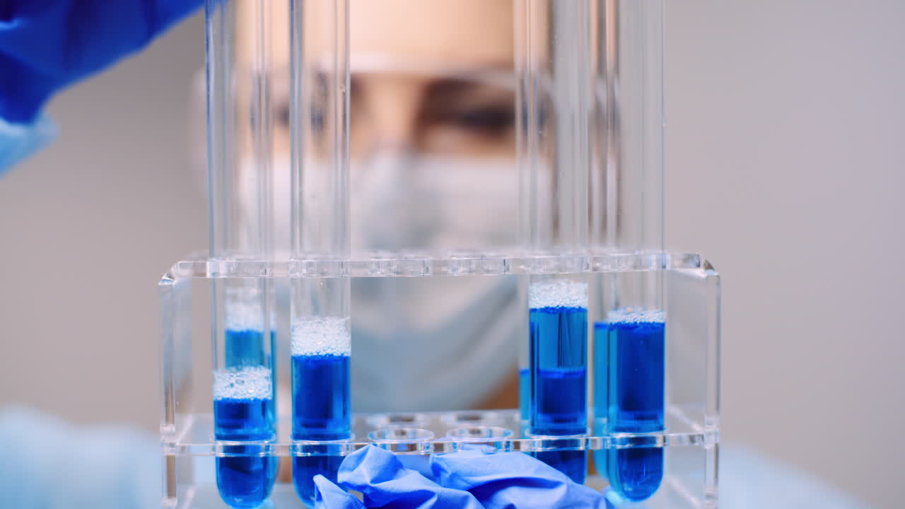 손에 액체가 든 튜브와 플라스크를 들고 있는 여성 과학자 10