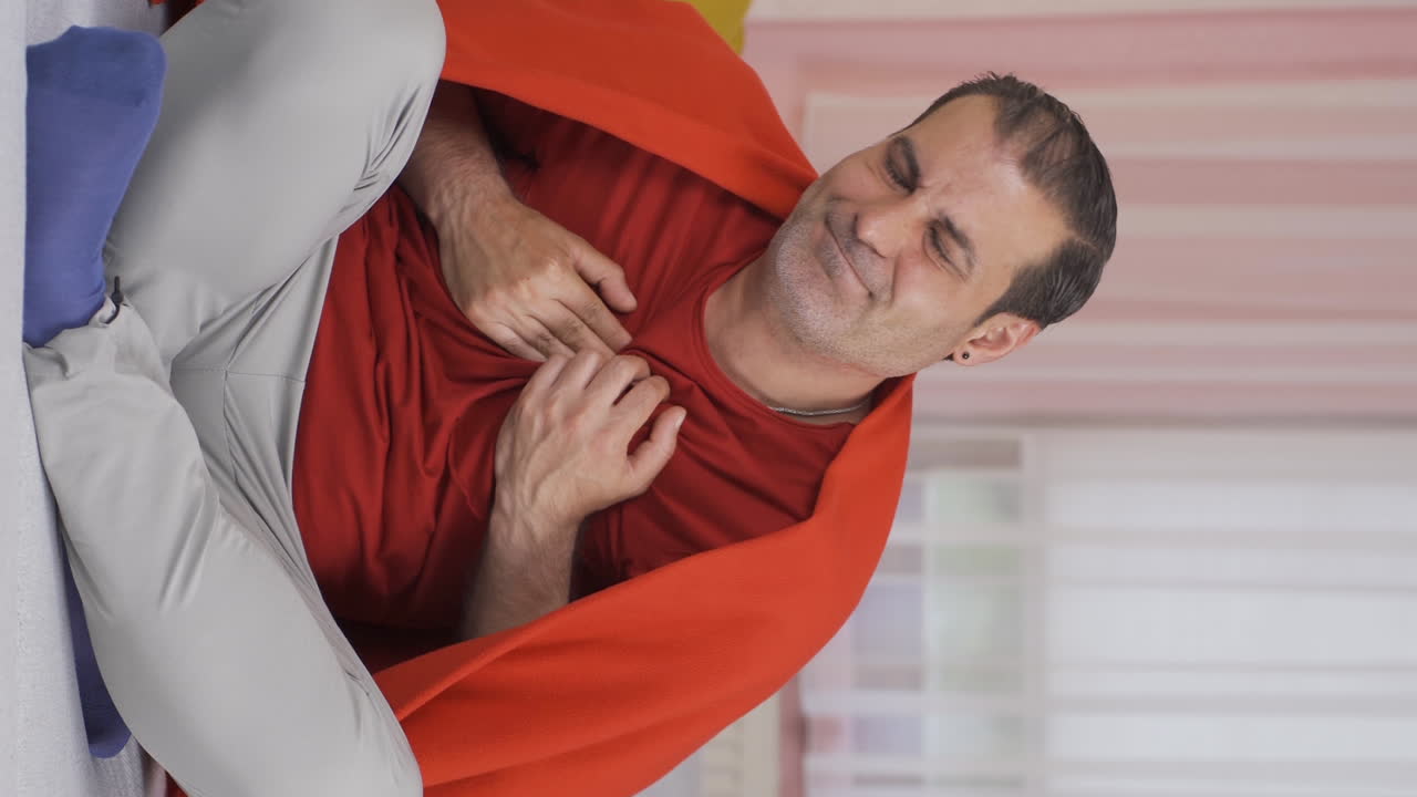 video vertical de un hombre con dolor en el pecho.