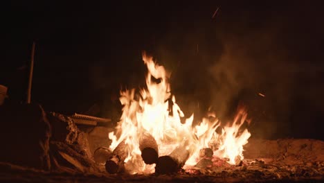 Ein-Lagerfeuer-In-Einer-Windigen-Nacht-Auf-Einer-Abgelegenen-Insel-Im-Tropischen-Australien