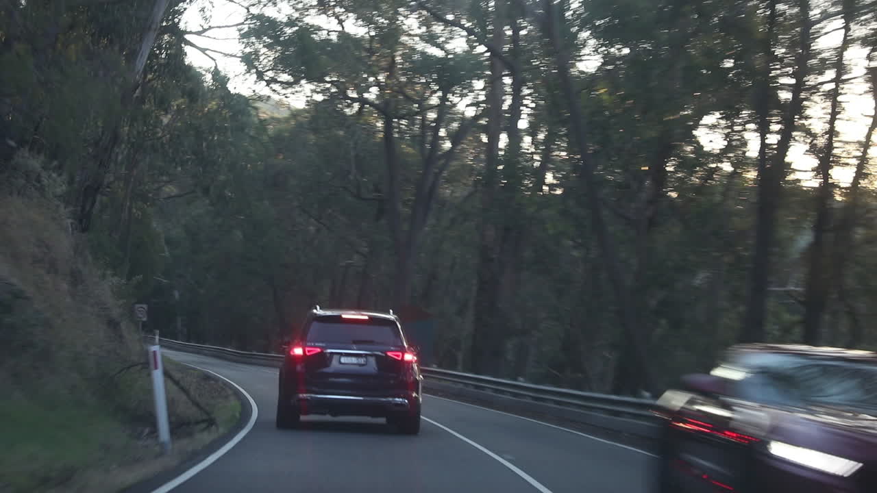 punto de vista del conductor o del pasajero que conduce por una carretera de montaña australiana no descriptiva