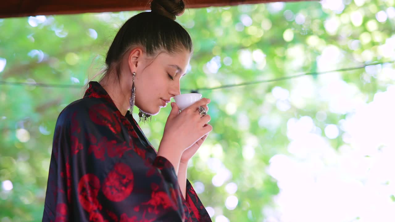 야외에서 술을 즐기는 여자