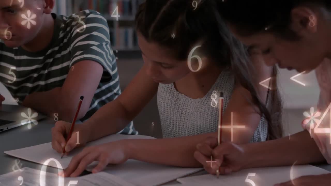 escolares escribiendo mientras los números y los símbolos se mueven