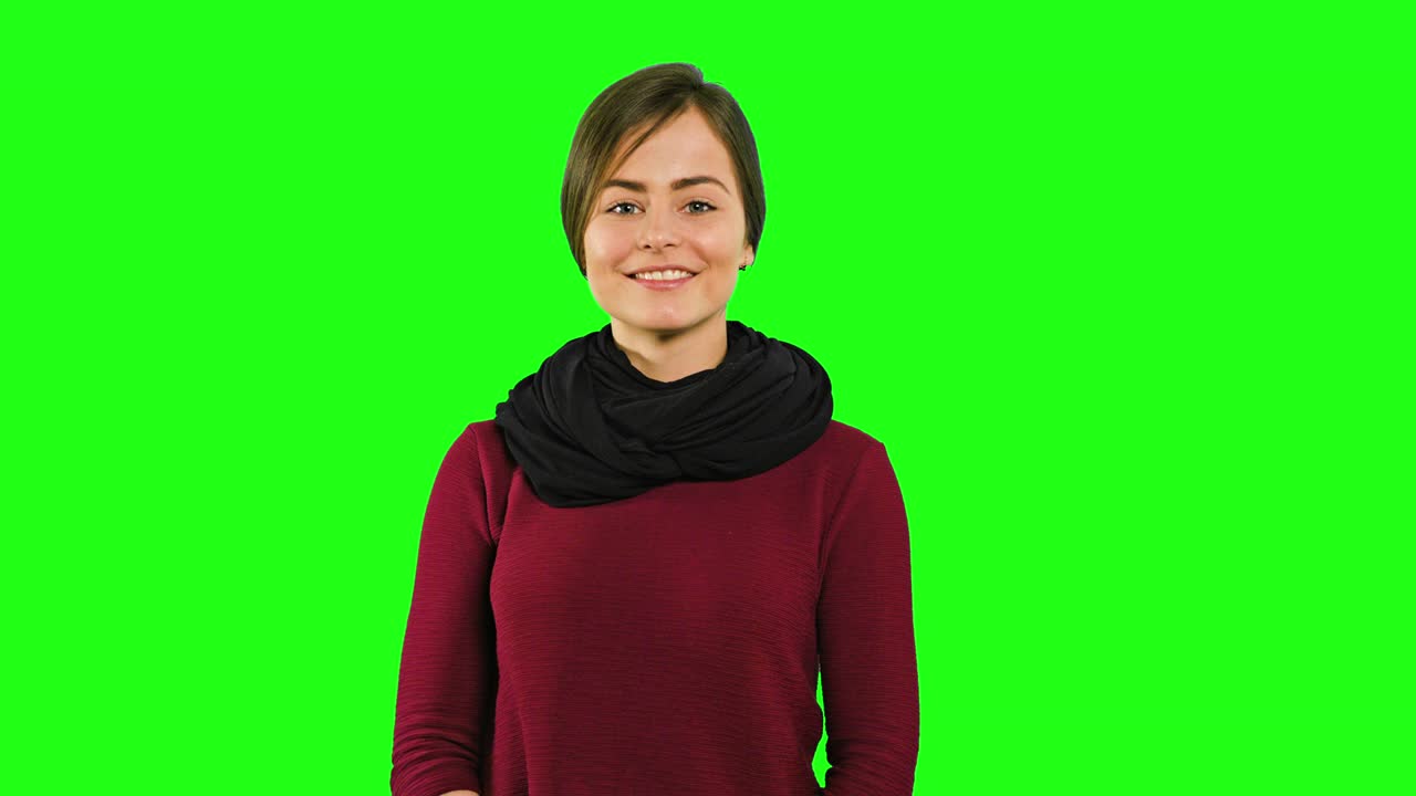 молодая леди смотрит вниз.