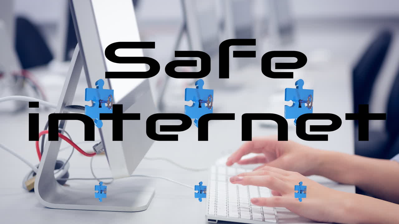 컴퓨터를 사용하는 백인 여성의 손 위에 안전한 인터넷 텍스트의 애니메이션