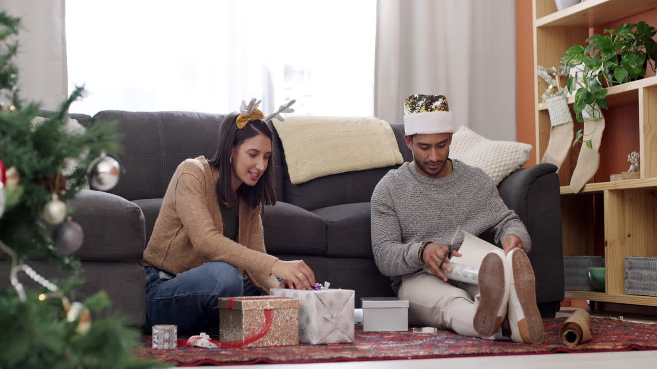 cubre los pasillos con ramas de acebo