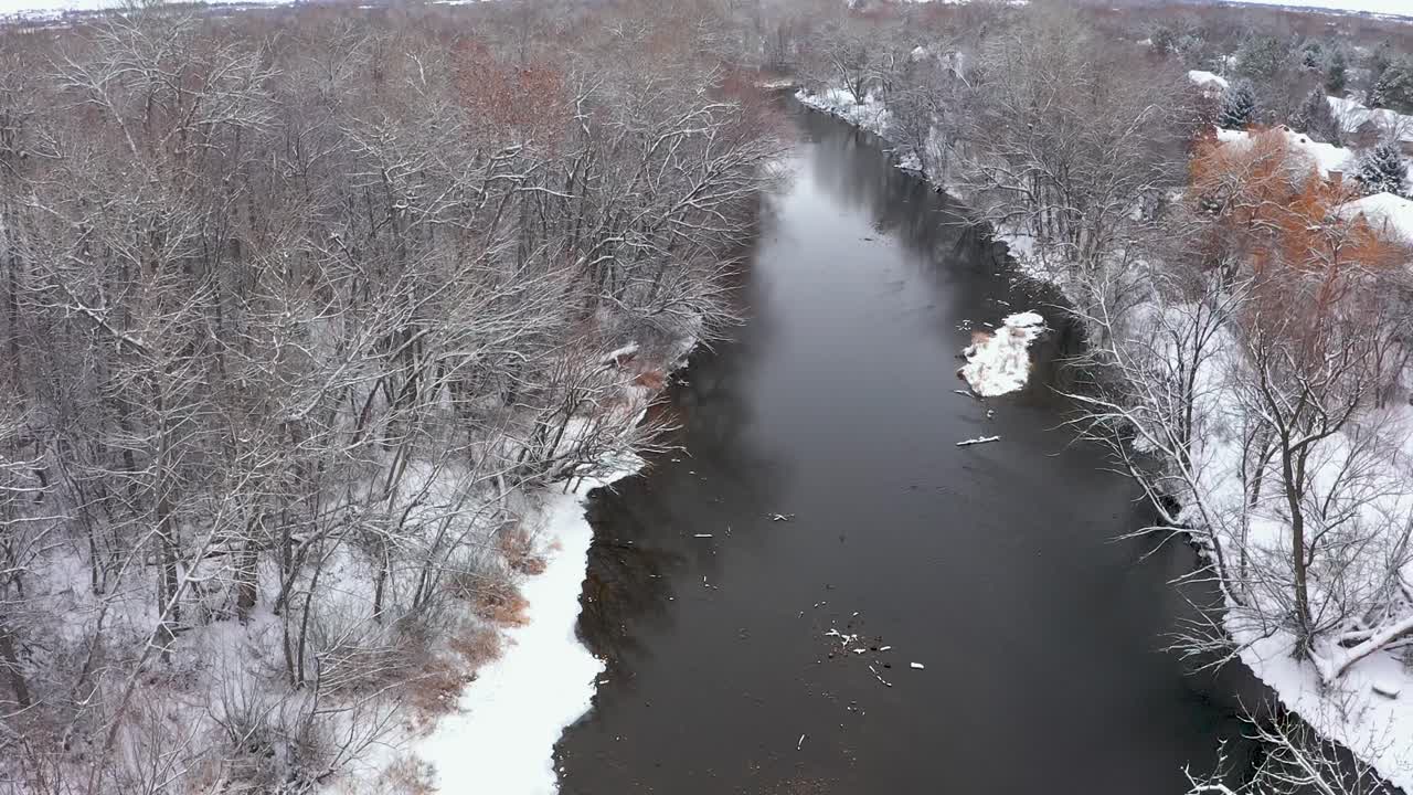 눈이 땅을 덮고 있는 아이다호 주 보이즈 강의 상승 조감도
