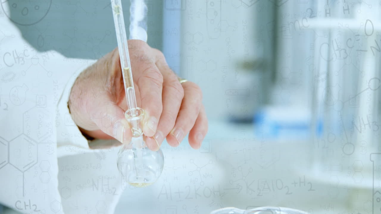 백인 남성 실험실 직원의 손을 통해 화학 공식의 애니메이션