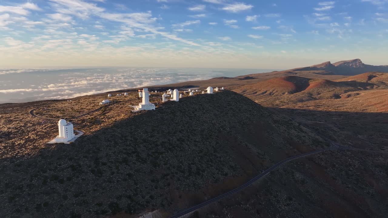 Observatorio del Teide en los primeros rayos del sol. Parque Nacional del Teide. Tenerife. Islas Canarias. Vídeo aéreo.