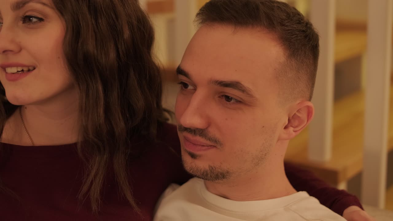 사랑하는 부부는 집에서 시간을 보내고 있습니다.