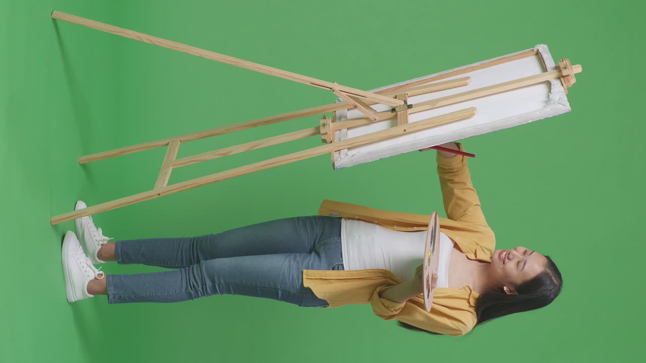 녹색 스크린에 그림 그리는 여자