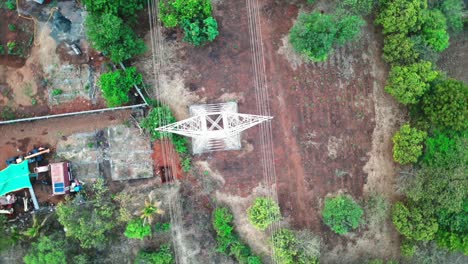 Vista-Superior-De-La-Torre-De-Transmisión-Con-Drones-En-El-Pueblo-De-Maharashtra,-India