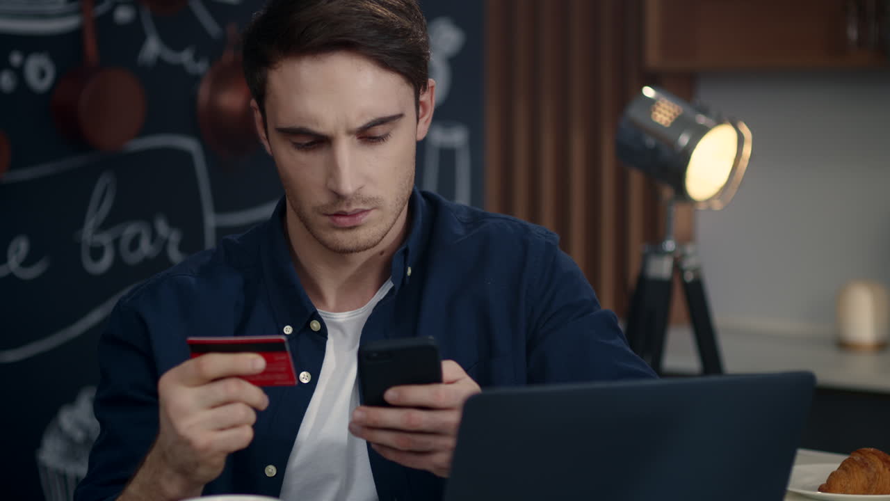 retrato de un hombre de negocios serio haciendo pagos por aplicación móvil en la oficina de su casa.