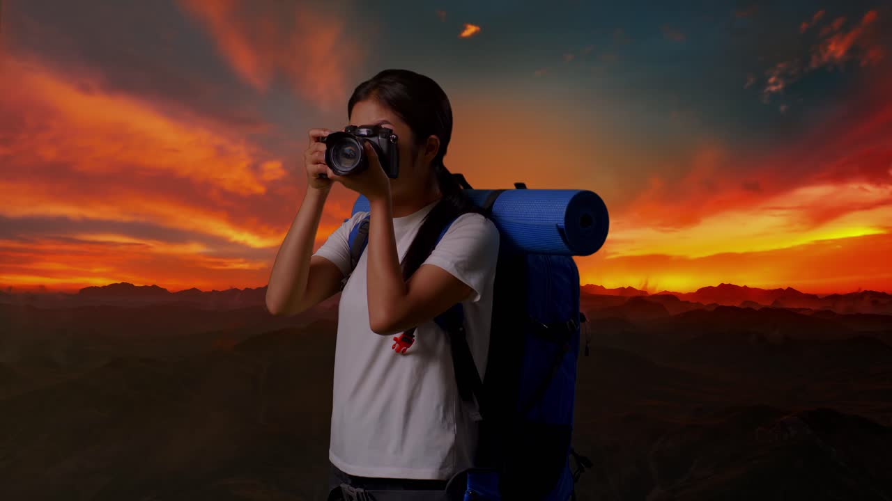 mujer caminando y tomando fotos al atardecer en las montañas