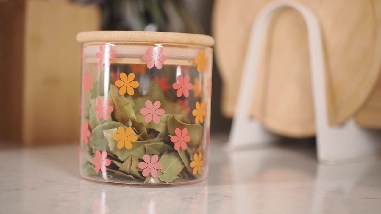 Folhas de Louro Secas Armazenadas em um Pote de Vidro Floral