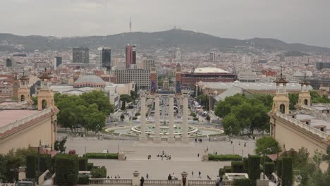 Blick-Auf-Die-Vier-Säulen,-Auch-Als-Ionische-Säulen-Bekannt,-Auf-Dem-Platz-Josep-Puig-I-Cadafalch-In-Barcelona