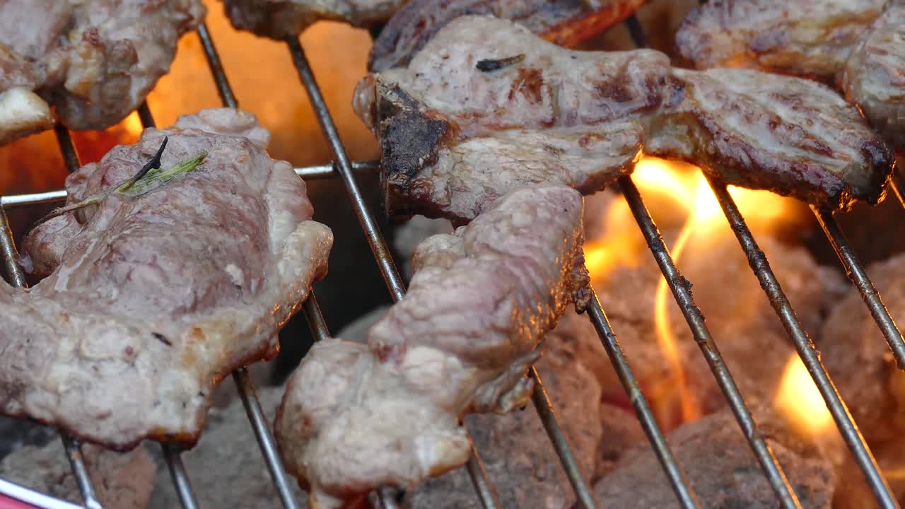 chuletas de cordero a la barbacoa de cubo, sal de romero y aceite de oliva