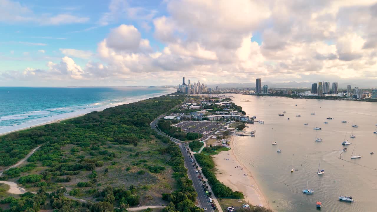 보트 와 도시 스카이 라인 을 가진 경치 좋은 해안 풍경